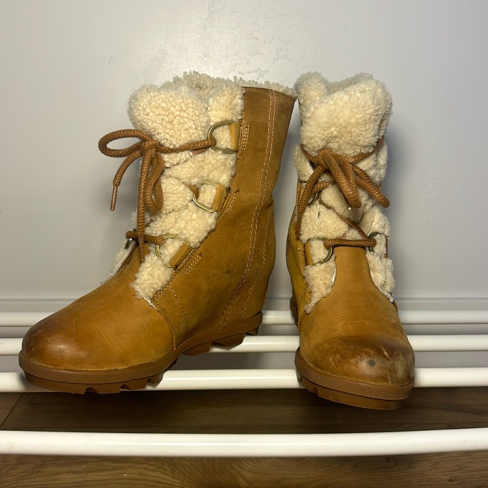 Sorel heeled snow boots. Size 7.5